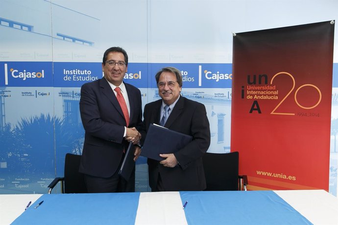 Antonio Pulido (Cajasol) y Eugenio Domínguez (UNIA), posan en el acuerdo