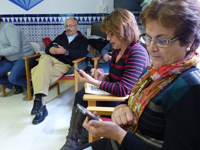 Taller de Diputación para enseñar a los mayores a usar los smartphones