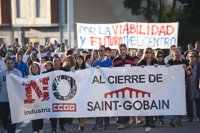 Unas 3.500 personas reclaman a Saint Gobain que no cierre