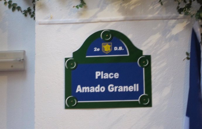 Placa con el nombre de la plaza Amado Granell