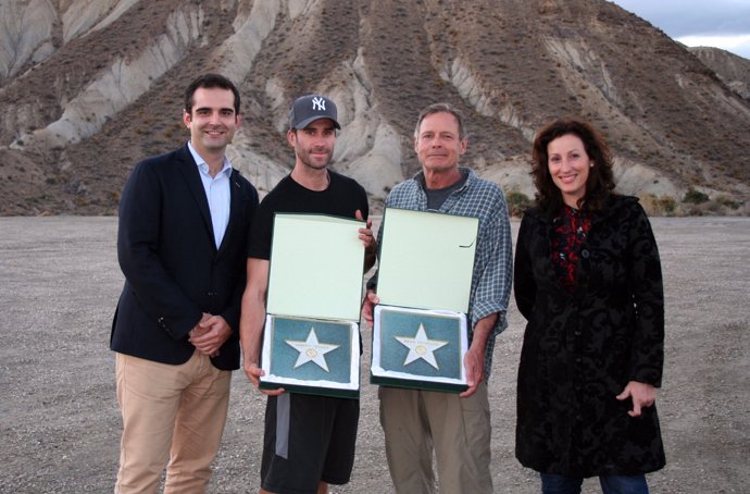 Joseph Fiennes y Kevin Reynolds reciben sus estrellas del Paseo de la Fama
