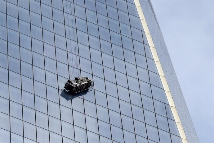 Limpiacristales suspendidos en el One World Trade Center de Nueva York