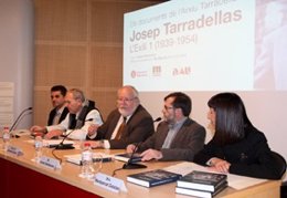 En el centro, el presidente de la Diputación de Barcelona, Salvador Esteve