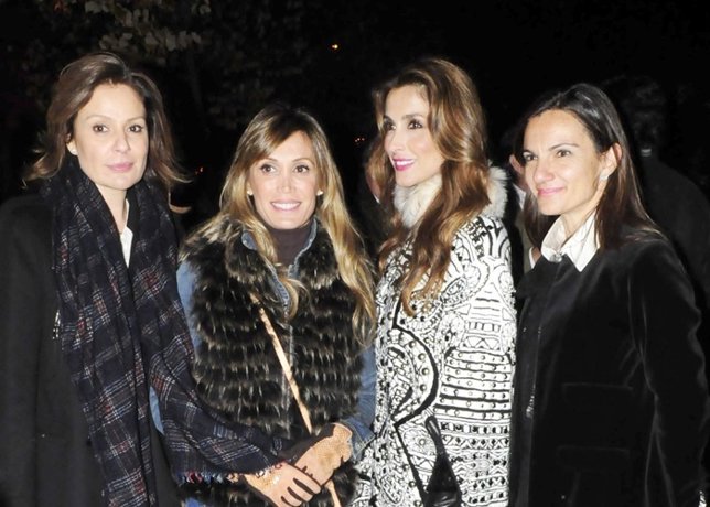 Paloma Cuevas y Enrique Ponce en manifestación 