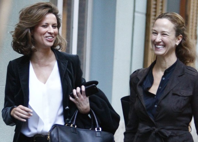 Elena Cue, pasea su elegancia compartiendo un almuerzo con una amiga