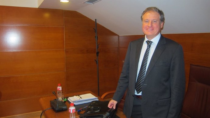 Eduardo Arasti comparece en el Parlamento para presentar el presupuesto de 2015