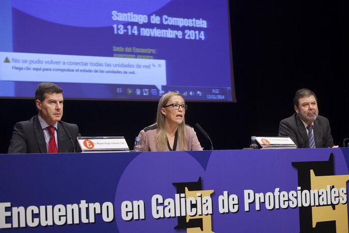 La conselleira de Facenda, Elena Muñoz Fonteriz, en el medio