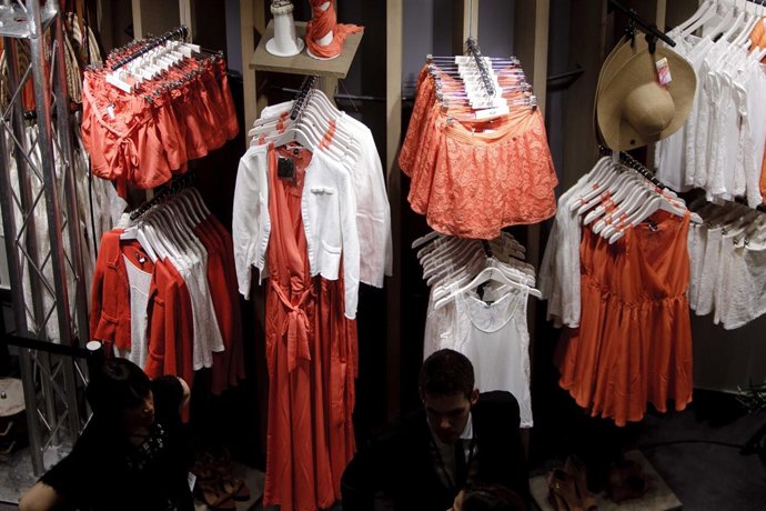 Recursos de ropa, complementos y caja de una tienda
