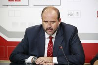 El PSOE cree que Cospedal "podría predicar con el ejemplo"