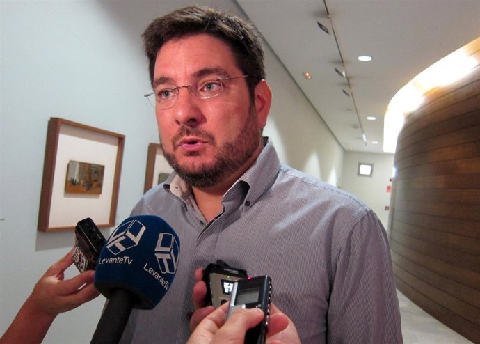 Blanco (EUPV) en declaraciones en los pasillos de las Corts. Archivo