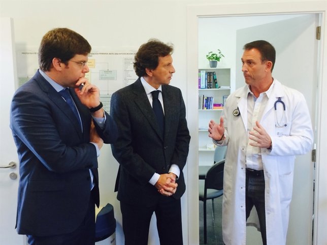 Sansaloni e Isern visitando una unidad básica de salud