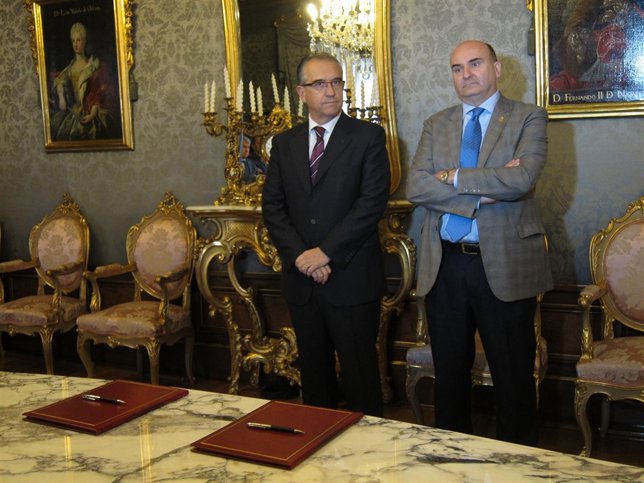 Enrique Maya junto a Javier Morrás en un acto en el Palacio de Navarra
