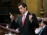 El PP ensalza en el Congreso al diputado que dimitió por los viajes: "Sus hijos pueden estar orgullosos"
