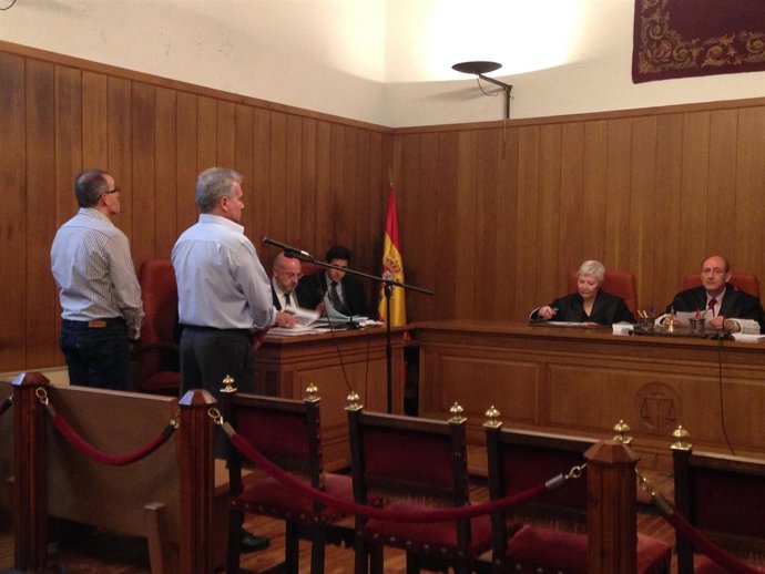 Policías locales acusados de agredir a un padre y sus hijos