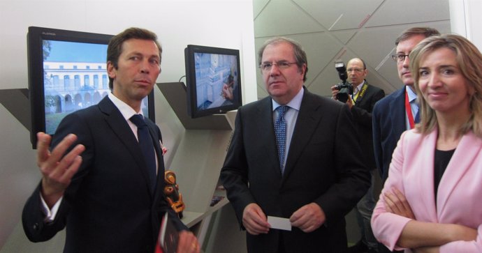 Juan Vicente Herrera (centro) visita el expositor de Portugal en la Feria AR&PA