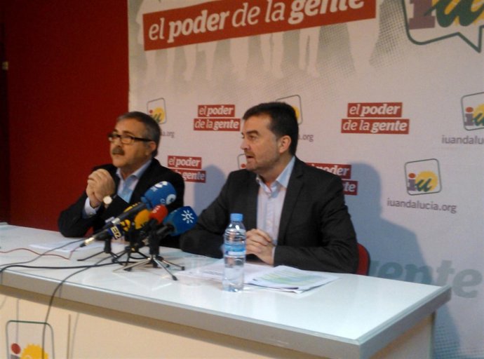 Antonio Maíllo (d), junto a Luis Segura, durante la rueda de prensa.