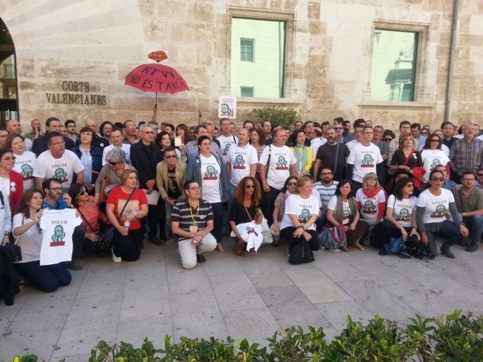Promotores de la ILP para una nueva televisión pública ante las Corts.
