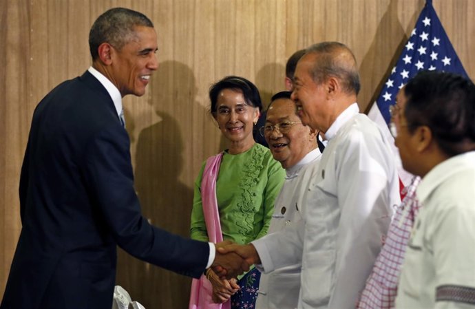 Barack Obama durante su visita a Birmania, con Aung San Suu Kyi al fondo