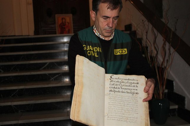 Entrega de libros de los siglos XVII y XVIII, sustraídos en Tarazona