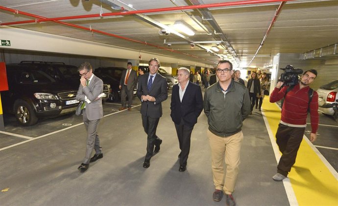 El alcalde visita al aparcamiento de Cazoña