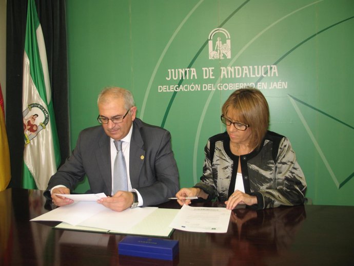 Manuel Parras y Purificación Gálvez en la entrega de la resolución.