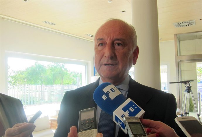 Rafael Aznar atendiendo a los medios