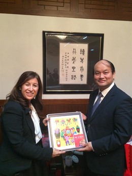 Gemma del Corral y el director de la Biblioteca de Shangai