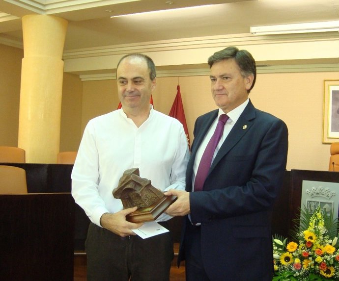 Herrero (i) recoge el Premio