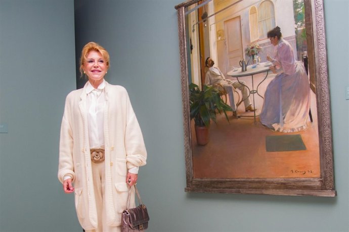 La baronesa Carmen Thyssen, junto a la obra 'Interior al aire libre' de Ramón Ca
