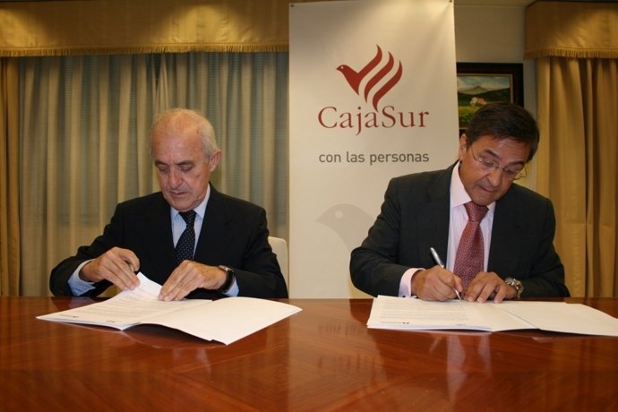 Millán y Rapún durante la firma