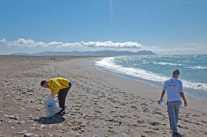 Limpieza de playas en Cabo de Gata