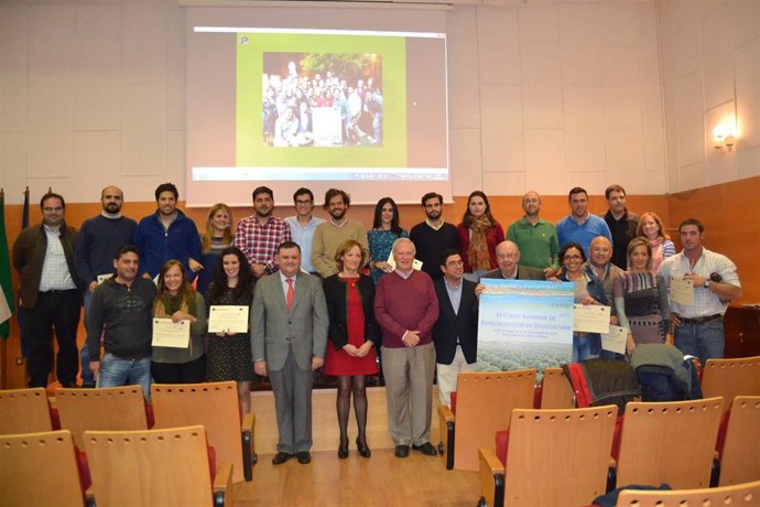 Ortiz y Zurera (centro) con los alumnos del curso