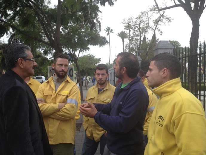 El diputado de IULV-CA Manuel Baena visita a acampados del Infoca