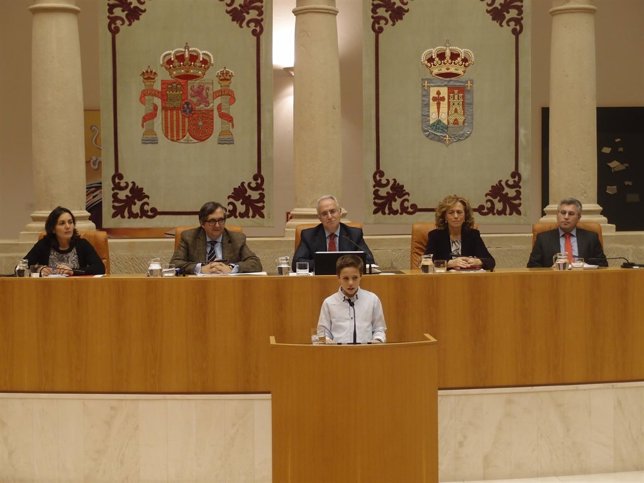 El niño Neizan Rodrigo en el Parlamento lee derechos del niño      