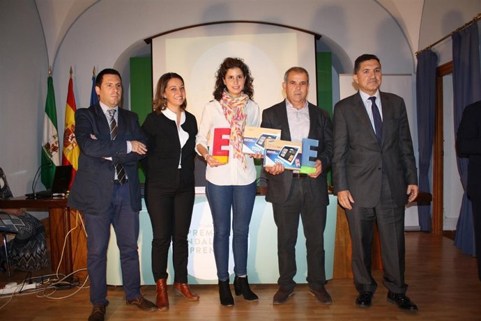 Los galardonados (centro) con Expósito, Ambrosio y Llanes