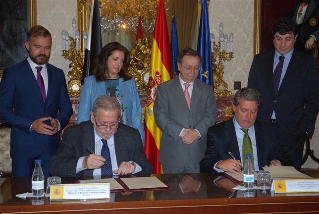 Beteta y Carreira firman el convenio con la presencia de Vivas