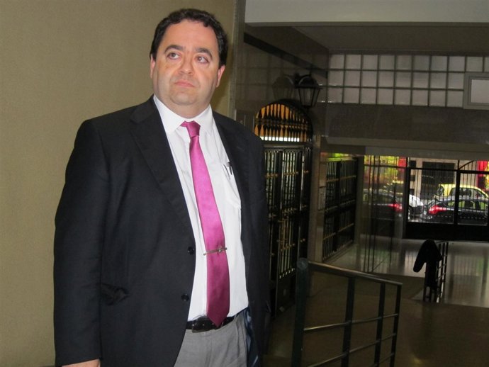 FOTO. Rafael Delgado a las puertas de la sede de UPyD en Salamanca