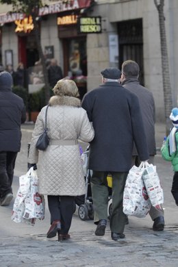 Gente de compras en Madrid -bolsas - zapatería - ropa - complementos