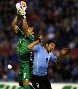 Luis Suárez pelea un balón con Keylor Navas