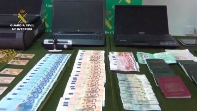 Material y dinero intervenido por la Guardia Civil