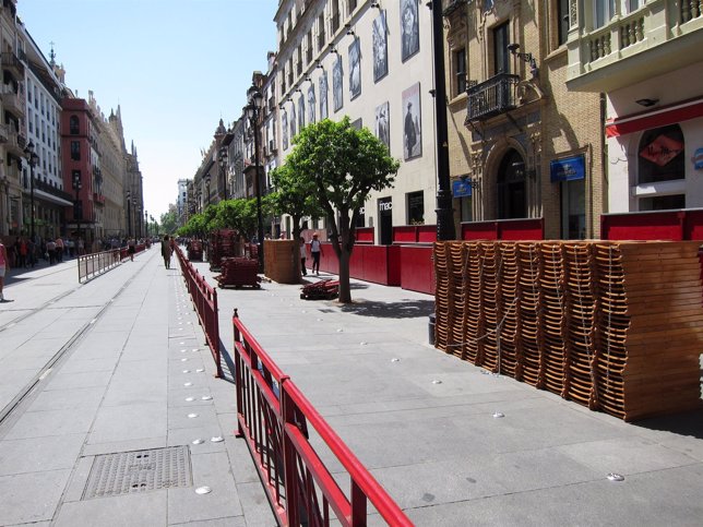 Montaje De Las Sillas De Semana Santa Hoy En Avenida De La Constitución