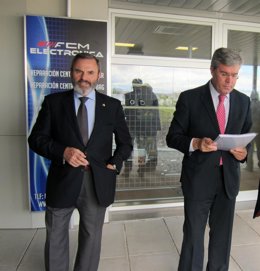 Fernández de Moya (d), junto a Juan Lillo, antes de atender a los periodistas.