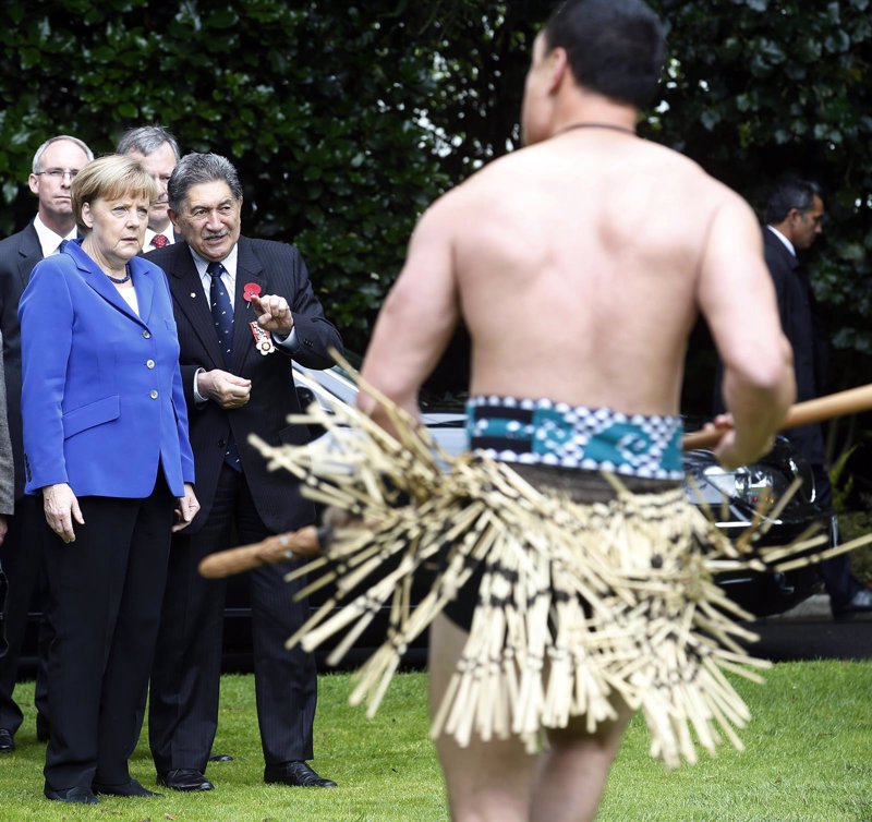  Angela Merkel utiliza el tradicional saludo Maori