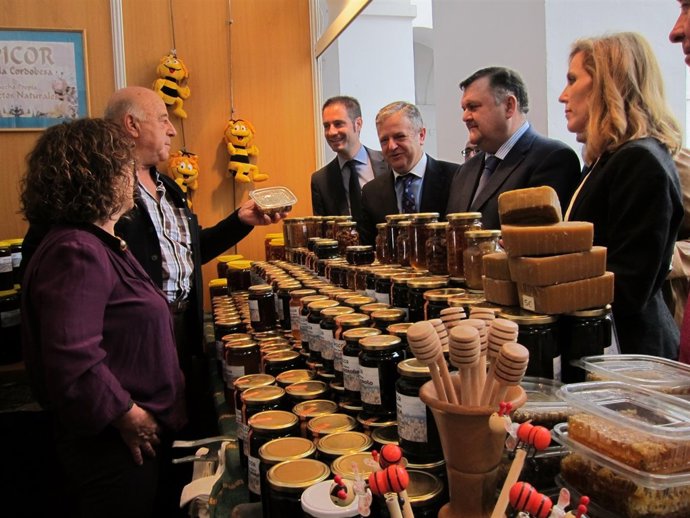 Criado, Fuentes, Zurera y Romero visitan un expositor en Expomiel