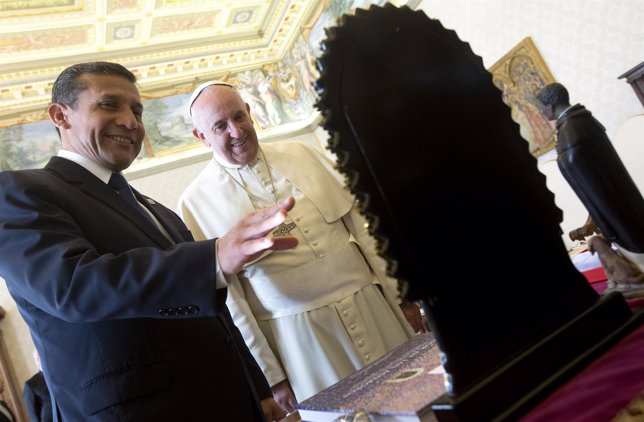 Humala se reúne con el Papa y le regala un libro de recetas con quinoa
