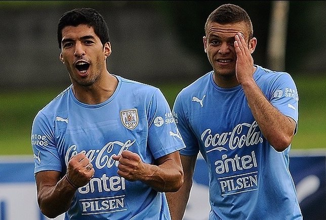 Luis Suárez entrena con Uruguay