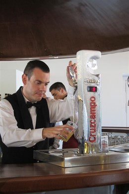 Camarero sirve cerveza