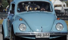 El presidente de Uruguay, Jose Mujica, conduce su viejo coche