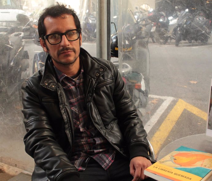 El escritor Sergio Galarza con un ejemplar de 'La librería quemada'