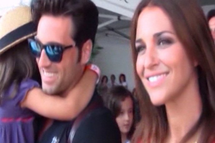 Echevarría y Daniella se divierten con los 'furbys'